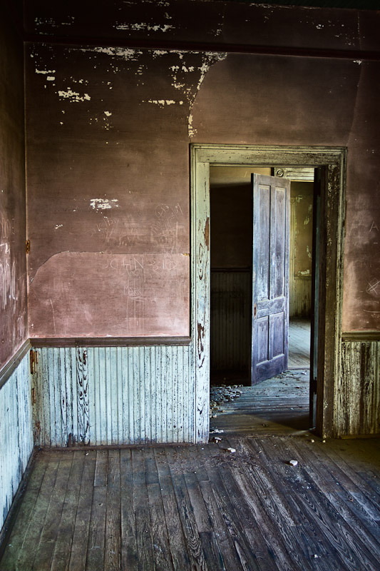 looking into the next 2 rooms_20110515.jpg